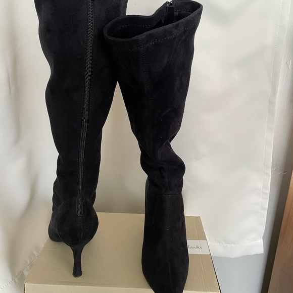 Tall, below the knee boots - Picture 4 of 5